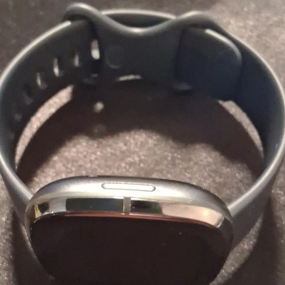 Fitbit Sence Gps, HR, Healthtracker w/ NAVY BLUE Band No Charger. Works Great.
